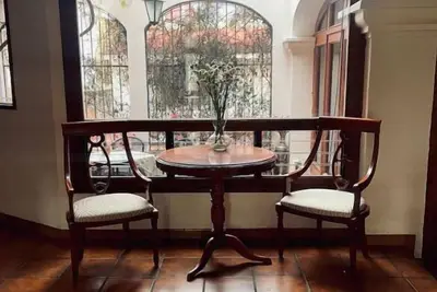 Image de bright house in famous neighborhood