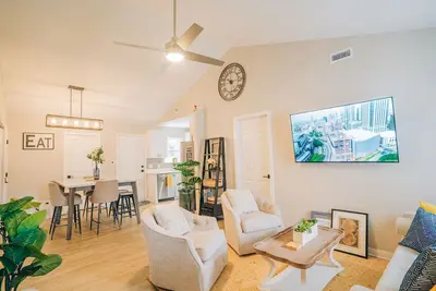Image de 4br Oasis w/King & Private Yard near Downtown