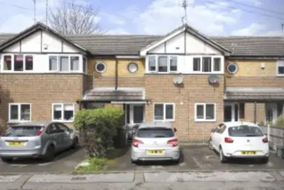Image de House near supermarkets, local shops and frequent bus route to city centre