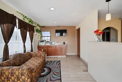 Image de Comfort Meets Affordability! 2 Comfortable Units, Parking, Near Flournoy Park