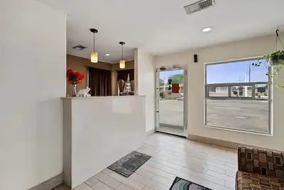 Image de Affordable Getaway! 3 Sleek Units, Pet-Friendly, Free Parking Onsite