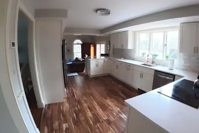 Image de Comfy 4 Bedroom Home Close to Downtown and Beaches