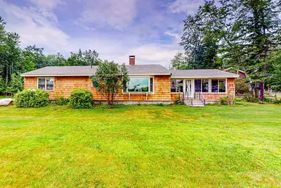 Image de Lakehouse home with private dock, firepit, grill, kayaks and canoes