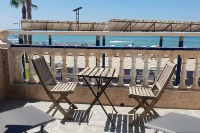 Casa con Jardín en Primera Línea de Playa