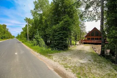Image de Cozy Log Cabin Retreat in the Heart of Tobermory
