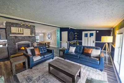 Image de Cheerful, Lake Home with amazing backyard!