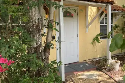 Image de 🌴Tropical Cottage, In The Lovely Palm Beach Historic District Location!