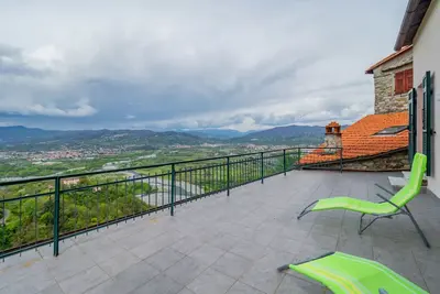 Image de Comfy & Roomy Apt - View on the Ligurian Hills!