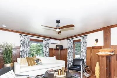 Image de *Historic Downtown Bungalow *Firepit *Hot Tub *Bbq