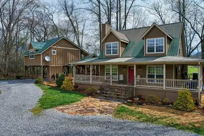 Image de Creekside, pet friendly, wrap-around porch, minutes to downtown Hayesville!