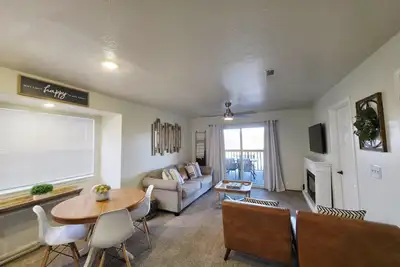 Image de 1 Mile / 3 Min to Silver Dollar City - Sleeps 6 - Pool + View