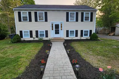 Image de Cozy home, walking distance to Hamblin Pond Beach