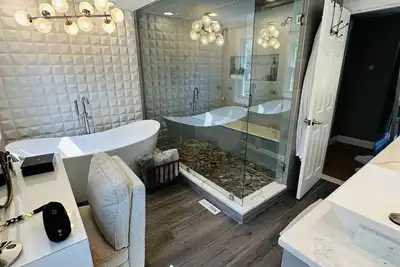 Image de 3200 square feet of comfort, 5 bedroom, 2 baths and heated in ground pool