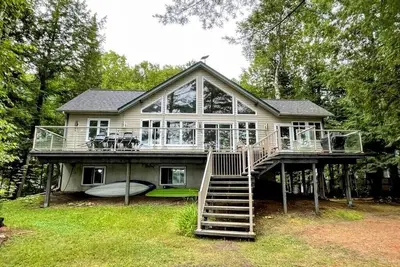 Image de Moka Bay Family Cottage - Clean and Cozy Lakefront Property