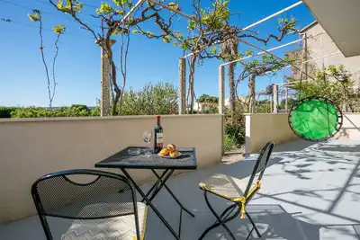 Image de Appartement d'une chambre avec la terrasse et la vue sur le mer Kastel Stafilic, Kastela (A-21145-a)