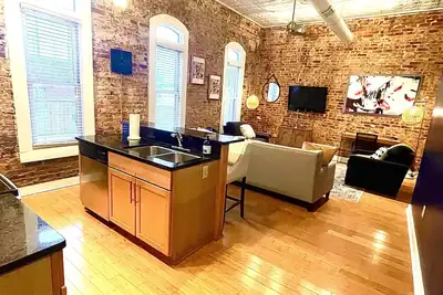 Image de Luxury Downtown Jb Condo-Designated Parking!