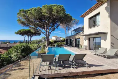 Image de Villa vue mer panoramic clim piscine chauffée 18 pers plage à 400 m 5 min à pied