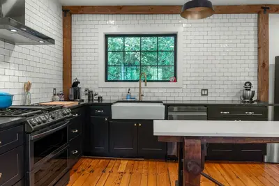 Image de 1875 Modern Renovated 7 Acres with Post & Beam Barn and Charm - Close to Skiing
