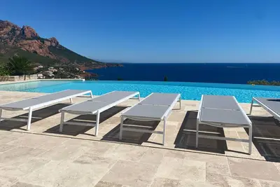Image de Splendide vue sur la mer et l'Estérel, plage à 300m, clim, piscine à débordement