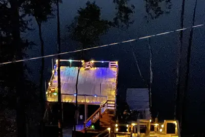 Image de New Listing! 5Bed 3Bath Lakefront Retreat, 2 slip dock, sun deck & slide!