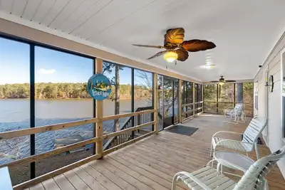 Image de Charming Lakefront secluded Cabin directly located on quiet 750 acre lake