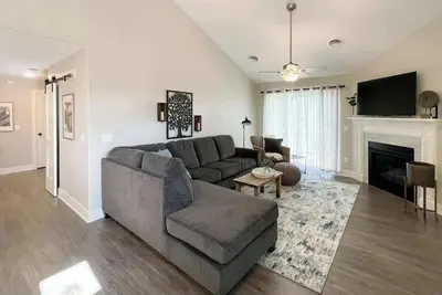 Image de Bettendorf Condo: King Suite, 3 Bedrooms & Garage!