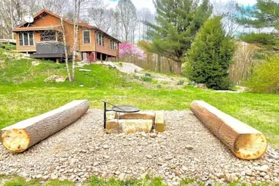 Image de Cozy 2 Bedroom Cabin with Hot Tub