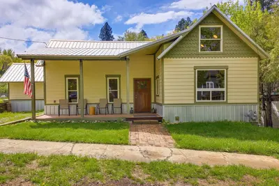 Image de Downtown Bonners Ferry Home w/ Covered Porch!