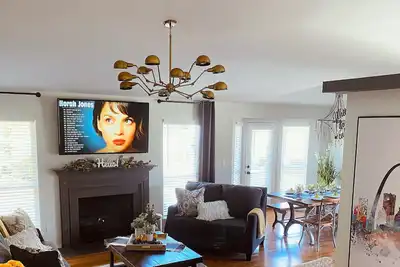 Image de Pet and Family Friendly House - Great Location- 30 Minutes to Downtown