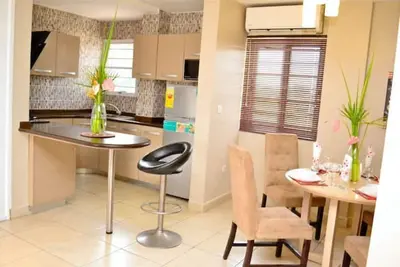 Image de 15 Minutes from Kwame Nkrumah Memorial Park 2bdr apartment/2. 5 Bathrooms