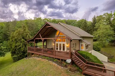 Image de Smoky Mountain retreat - theater, game room, hot tub & great view near park!