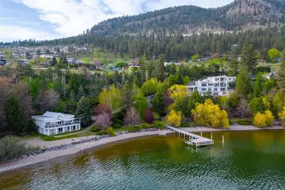 Image de Lakefront Estate on Lake Okanagan in Peachland Bc