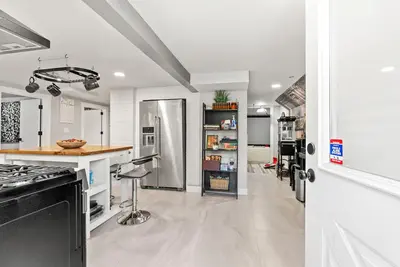 Image de Gorgeous basement apt. w/chef kitchen, Spa bath, movie theater, hot tub & sauna