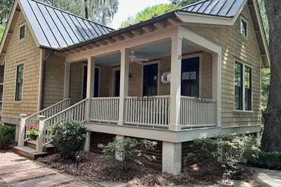 Image de \"Nauti-Jayne\" coastal cottage in Historic Old Town Bluffton