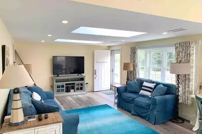 Image de Updated House - 5 min. walk to beach w/fire pit