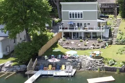 Image de Enjoy lake life at this year round home with private dock