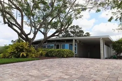 Beautiful Two-bedroom, One-bathroom House in a perfect location, Sarasota, Fl!