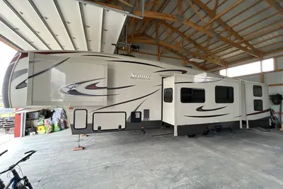 Image de Relaxing 5th Wheel Camper for Eaa