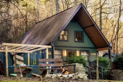 Image de Cozy Romantic Getaway! *Private, Firepit, King Bed*