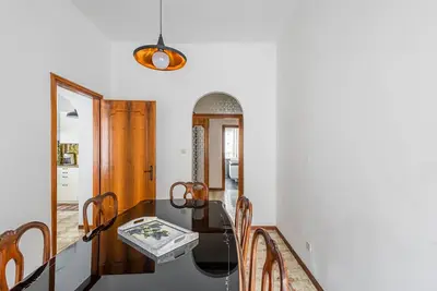 Image de Apartment located on the first floor of a building without a lift. In 100 square meters of space it comfortably accommodates 6 people, with two double bedrooms and a third with two single beds (Not joinable). Two bathrooms, one of which is service.