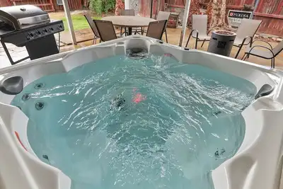 Image de Elegant Hot tub l Fire Pit l Bbq l Oldtown Clovis