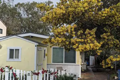 Image de Cozy Cottage in Quiet Community.