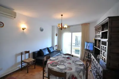 Image de Location de vacances à Roses, Costa Brava : Appartement confortable à seulement 100m de la plage. Entièrement équipé pour des vacances parfaites.