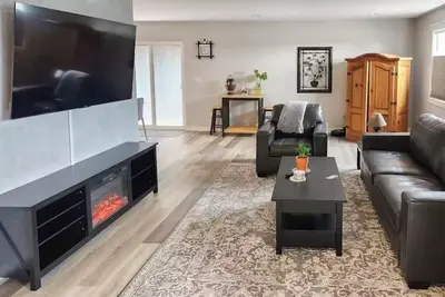 Image de Quiet Oasis in Central Eureka with Wi-Fi, Tempur-Pedic Bed, Garage & Ev Charger