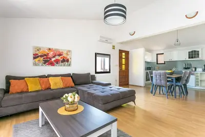 Image de Appartement de trois chambres avec le balcon et la vue sur le mer Trogir (A-20874-a)