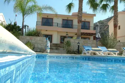 Image de Villa de trois chambres avec piscine privée et jardin paysager à proximité de la plage