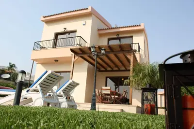 Image de Villa de trois chambres avec piscine privée et jardin paysager