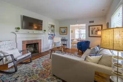 Image de The Cracker Jack House: A Military Salute & Arcade!