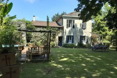 Image de Maison de Campagne au Bord de la Rivière, Face au Château de Duras