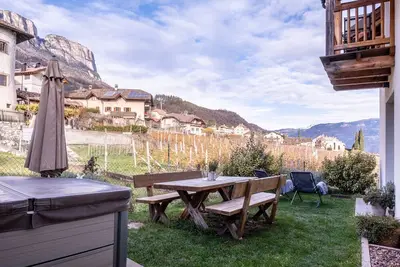 Image de Appartement de vacances \"Weingut Lahn Zu Eppan Apt Garten\" avec vue sur les montagnes et Wi-Fi